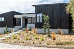 Farrant Drive - Sleeps 8 - Lake & mountain views - Modern & Stylish