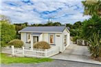 Kowhai Cottage & Studio - Raglan Holiday Home