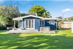 The Little Blue Bach - Waikanae Beach Holiday Home