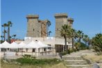 Quattro Colonne di fronte al mare