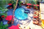 Bamboo Hotel - Privately owned Queen Studio with Balcony - Steps to Waikiki Beach